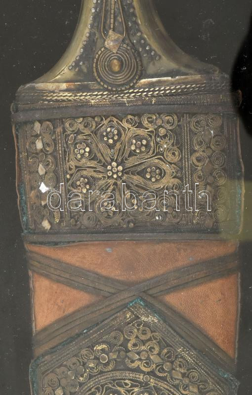Gazdagon díszített szír tőr, üvegezett keretben, h: 36 cm - Image 2