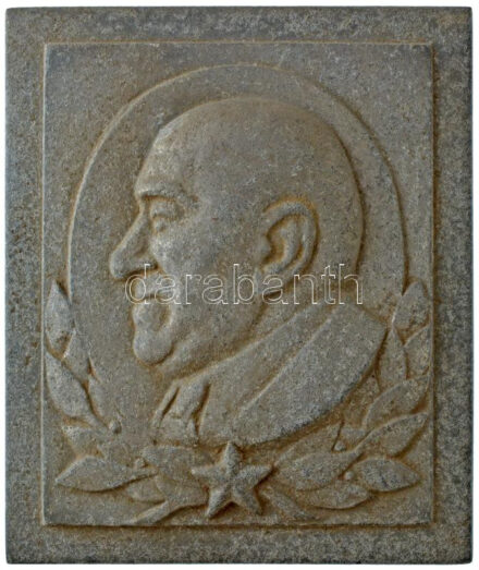 Vegyes jelvény és plakett tétel, benne: Kína ~1953 - 1970. Mao Ce-tung-ot ábrázoló aranyozott, zománcozott bronz jelvény (28mm) + Jugoszlávia ~1970. Joszip Broz Tito ezüstpatinázott bronz jelvény (2xklf) (18 és 19mm) + Szovjetunió