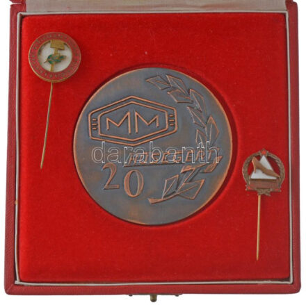 ~1953. ,,A Kisipari Szövetkezet Kiváló Dolgozója' aranyozott, rátétes zománcozott miniatür kitüntető jelvény (23mm) + ,,Minőségi Cipőgyár' részben zománcozott, rátétes bronz fokozatú törzsgárda jelvénye (21x19mm) + ,,MM