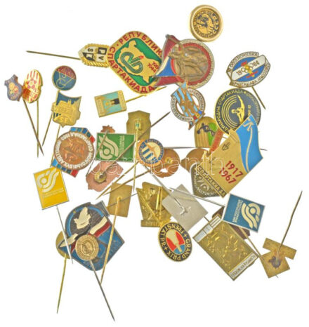 36db-os magyar és külföldi sportjelvény-tétel, közte labdarúgó és 'Spartakiád' jelvények T:vegyes