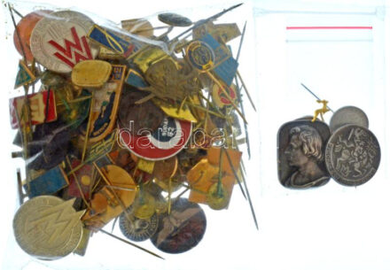 113db-os magyar és külföldi jelvénytétel, közte zománcozott darabokkal, illetve 1949. 'Sztálin' Al jelvény + Lengyelország 1954. 'Chopin' a Chopin Alap fém jelvénye, hátoldalán '1954 Warszawa Polska TIFC' szöveggel + ~1950. 'Fundusz