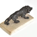 Jelzés nélkül: Oroszlán. Öntött, patinázott bronz, márvány talapzaton, 18x10x13cm - Image 2
