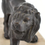 Jelzés nélkül: Oroszlán. Öntött, patinázott bronz, márvány talapzaton, 18x10x13cm - Image 3