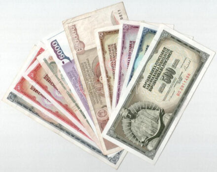 10db-os vegyes jugoszláv bankjegy tétel, közte 1986. 100D (2x) sorszámkövetők 'CM 3859281 - CM 3859282' T:XF-F közte folt 10pcs of mixed yugoslavian banknote lot, in it 1986. 100 Dinara (2x) consecutive serials 'CM 3859281 - CM 3859282'