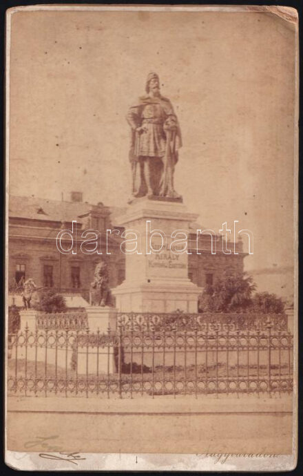 cca 1890 Nagyvárad, Szent László szobor 14x21 cm nagyméretű keményhátú fotó Fekete nagyváradi műterméből. sarkán kis sérüléssel