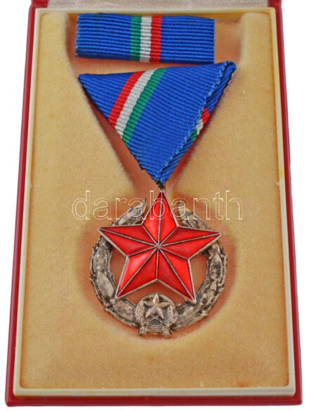 1951. 'Közbiztonsági Érem ezüst fokozata a rendőrség tagjai részére' ezüstözött bronz kitüntetés mellszalagon, szalagsávval, kissé sérült tokban T:AU NMK 550