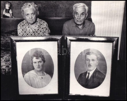 1975 Szabó Miklós: Együtt, jelzés nélküli vintage fotóművészeti alkotása, ezüst zselatinos fotópapíron, kartonra felragasztva, 17,8x22 cm