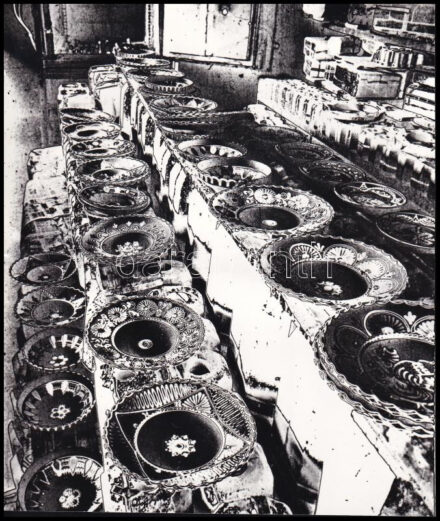 1975 Bordács Ferenc feliratozott, vintage fotóművészeti alkotása, ezüst zselatinos fotópapíron (Kerámia műhelyben), 19x16 cm
