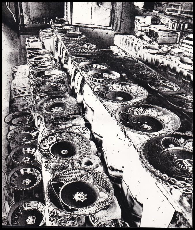 1975 Bordács Ferenc feliratozott, vintage fotóművészeti alkotása, ezüst zselatinos fotópapíron (Kerámia műhelyben), 19x16 cm