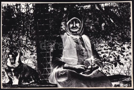 1975 Bordács Ferenc jelzés nélküli vintage fotóművészeti alkotása, ezüst zselatinos fotópapíron, kartonra felragasztva, 16x23,8 cm