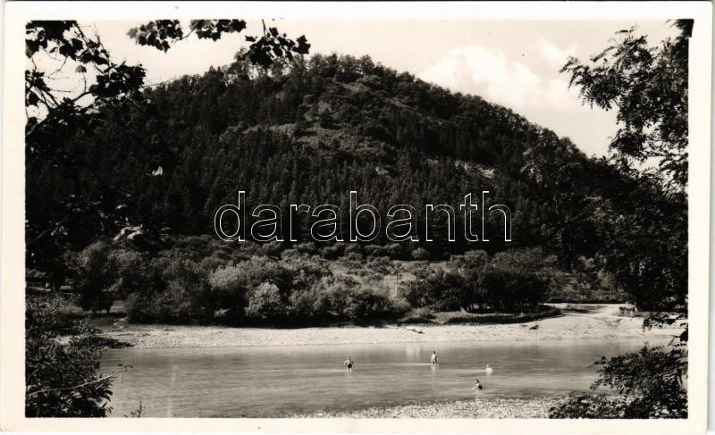 Bethlen, Beclean; Bilak-hegy a Szamos mellett, fürdőzők / mountain next to River Somes, bathers