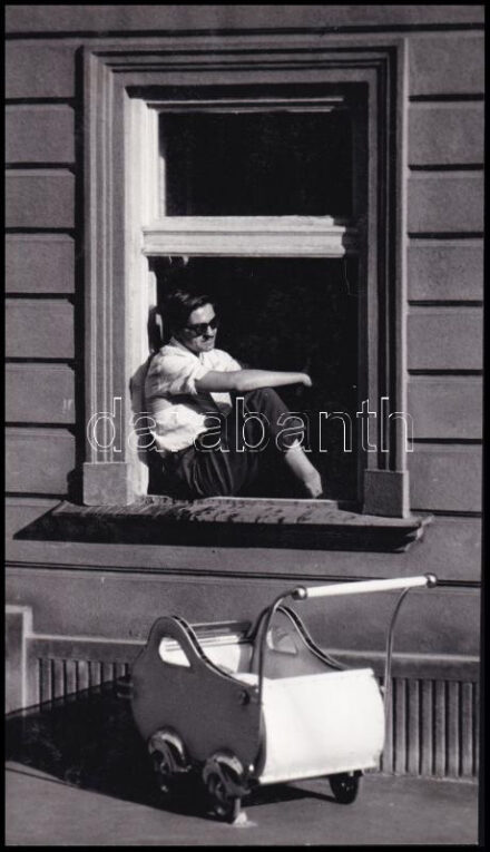 1963 Simay István: Napoztatás, feliratozott vintage fotóművészeti alkotás, ezüst zselatinos fotópapíron, 23,8x13,6 cm