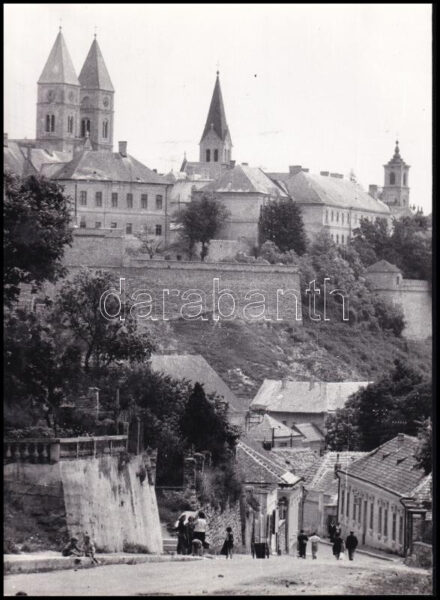 1962 Veszprém, Kalmár Károly: Fenn és lenn, feliratozott vintage fotóművészeti alkotás, ezüst zselatinos fotópapíron, 24x17,2 cm