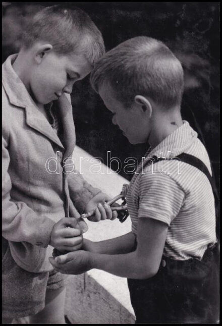 1962 Nagy Ottó: Csibészek, feliratozott vintage fotóművészeti alkotás, ezüst zselatinos fotópapíron, 24x16,3 cm