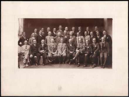 cca 1920-1930 Urak csoportképe, köztük egy I. világháborút megjárt, több kitüntetéssel dekorált katonatiszt; kartonra kasírozott fotó, Glück József győri fényképész műterméből, 23x12,5 cm