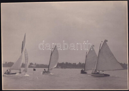 1922 ,,Balatoni vitorlások', Balogh Rudolf (1879-1944) fényképész, fotóriporter és fotóművész hagyatékából 1 db vintage fotóművészeti alkotás, jelzés nélkül, ezüst zselatinos fotópapíron, 19,9x28,5 cm