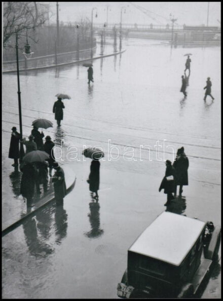 cca 1934 Budapest, a Vigyázó Ferenc utca sarkán ősszel és télen, 2 db modern nagyítás, 23,7x17,7 cm