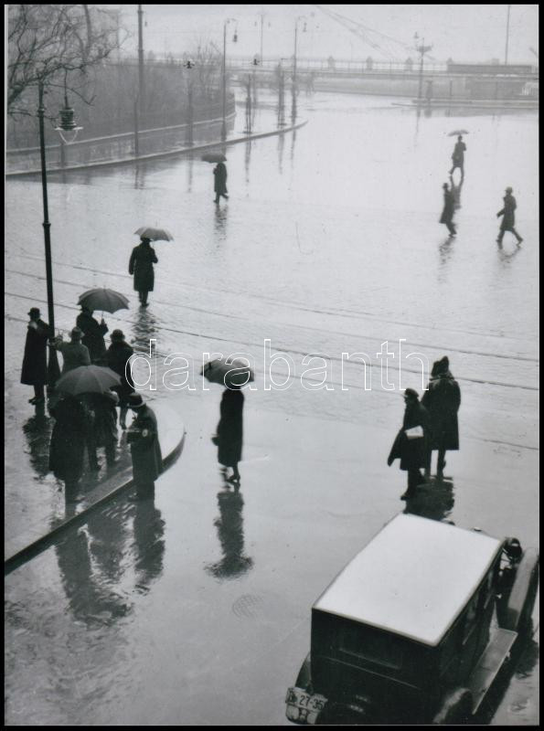 cca 1934 Budapest, a Vigyázó Ferenc utca sarkán ősszel és télen, 2 db modern nagyítás, 23,7x17,7 cm