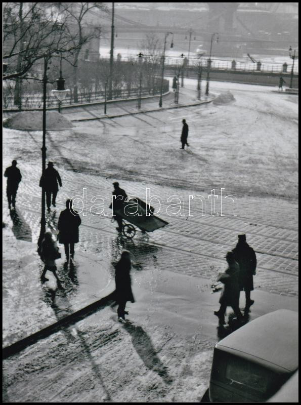 cca 1934 Budapest, a Vigyázó Ferenc utca sarkán ősszel és télen, 2 db modern nagyítás, 23,7x17,7 cm - Image 2