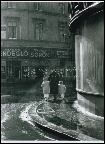 1940 Járai Rudolf (1913-1993) budapesti fotóriporter és fotóművész ,,Nyári zápor' című felvétele, 1 db modern nagyítás, 21x15 cm