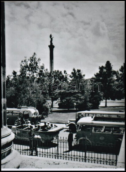 cca 1925 Budapest, a Hősök tere, amikor még ,,zöld' volt, Vadas Ernő (1899-1962) budapesti fotóművész és fotóriporter felvétele nyomán 1 db modern nagyítás, 21x15 cm