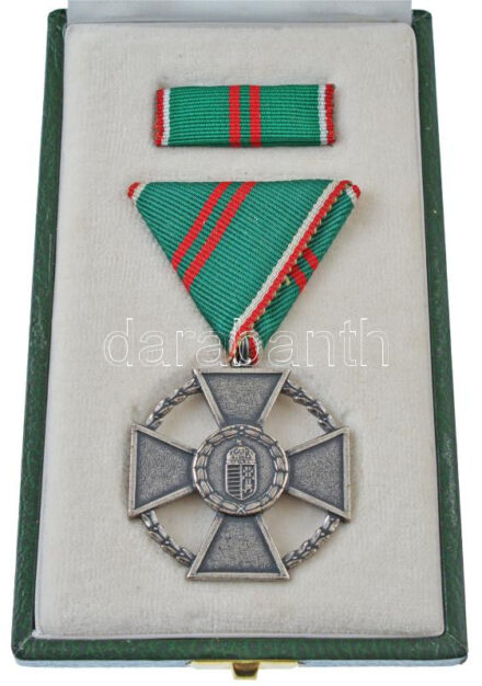 1991. 'Magyar Köztársasági Ezüst Érdemkereszt, polgári tagozat' ezüstözött bronz kitüntetés mellszalagon, kissé sérült eredeti dísztokban, szalagsávval T:UNC Hungary 1991. 'Silver Cross of Merit of the Hungarian Republic, Civil