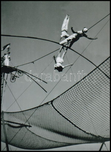 cca 1935 Szendrő István (1908-2000) budapesti fotóművész hagyatékából 1 db modern nagyítás (Légtornászok), 21x15 cm