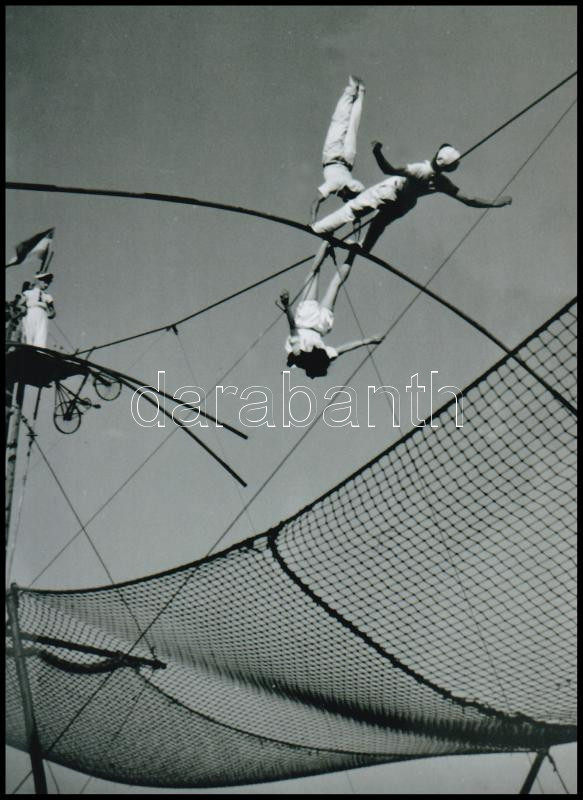 cca 1935 Szendrő István (1908-2000) budapesti fotóművész hagyatékából 1 db modern nagyítás (Légtornászok), 21x15 cm