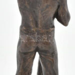 ifj Fekete Géza Dezső (1939-2021): pihenő favágó. Bronzozott műgyanta. Jelzett 36 cm - Image 3