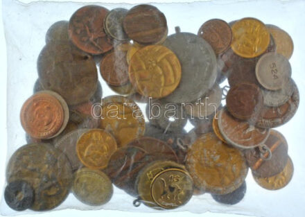 Kis zacskónyi (~450g) vegyes bárca és sportérem tétel T:vegyes