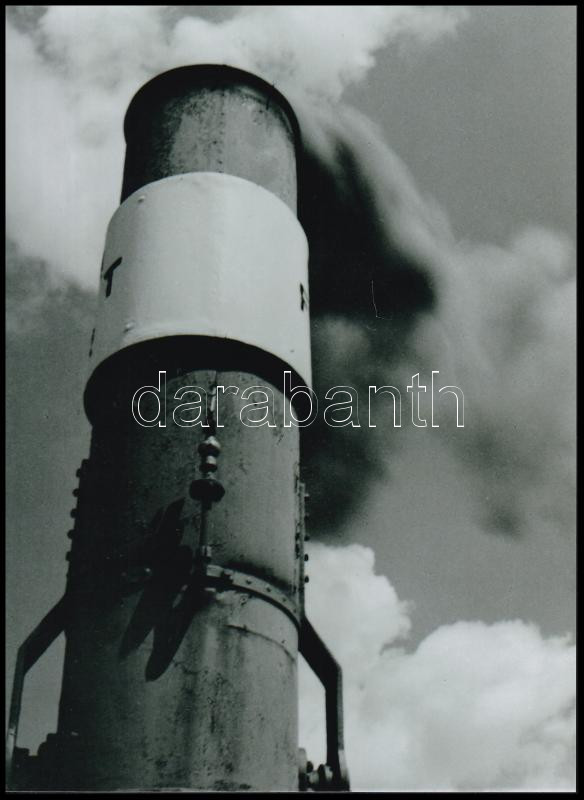 cca 1935 Reich Péter Cornel (?-?) budapesti fotóművész hagyatékából 1 db modern nagyítás (Hajókémény), 21x15 cm
