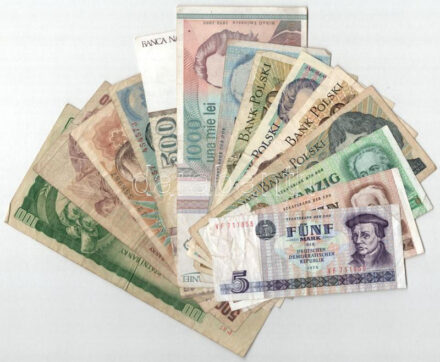 14db-os külföldi bankjegytétel, közte NDK 1973. 100M, Románia, Csehszlovákia, Lengyelország T:F,VG 14pcs foreign banknote lot, within GDR 1973 100 Mark, Romania, Czechoslovakia, Poland C:F,VG