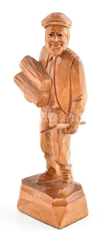 Favágó. Faragott fa szobor 22 cm