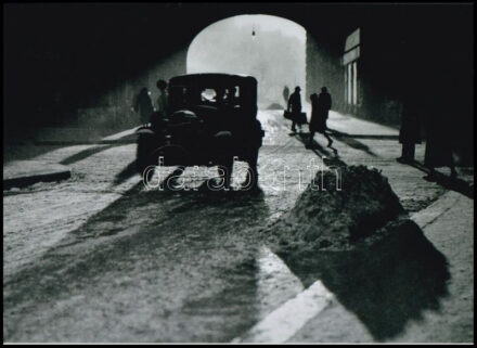 1935 Vadas Ernő (1899-1962) budapesti fotóművész és fotóriporter hagyatékából 1 db modern nagyítás (Ellenfényben), 15x21 cm