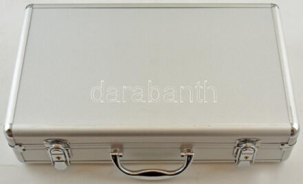 Alumínium éremtartó koffer, benne 5 darab éremtartó tálcával, összesen 205 db férőhellyel különböző méretű érmék számára. Újszerű állapotban.