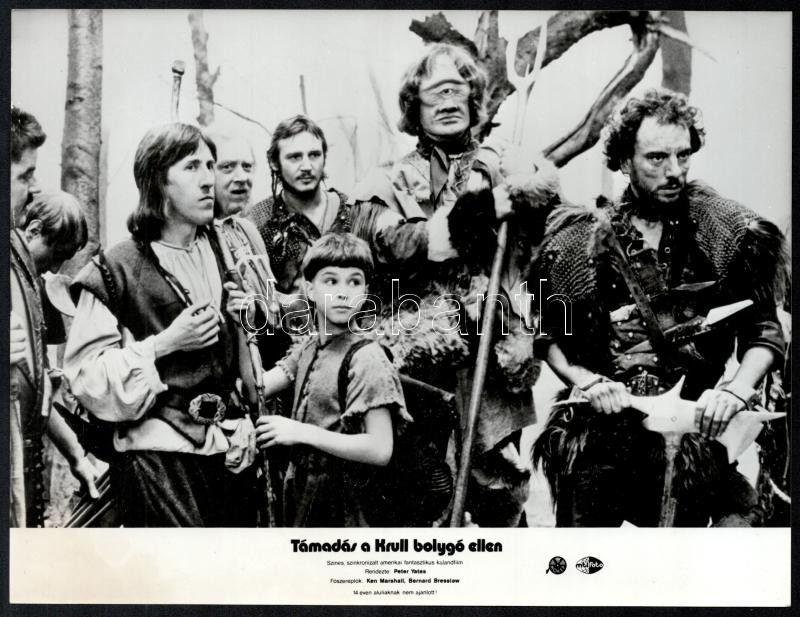 cca 1985 ,,Támadás a Krull bolygó ellen' című amerikai fantasztikus kalandfilm jelenetei és szereplői, 7 db vintage produkciós filmfotó, ezüst zselatinos fotópapíron, a használatból eredő (esetleges) kisebb hibákkal, 18x24 cm - Image 4