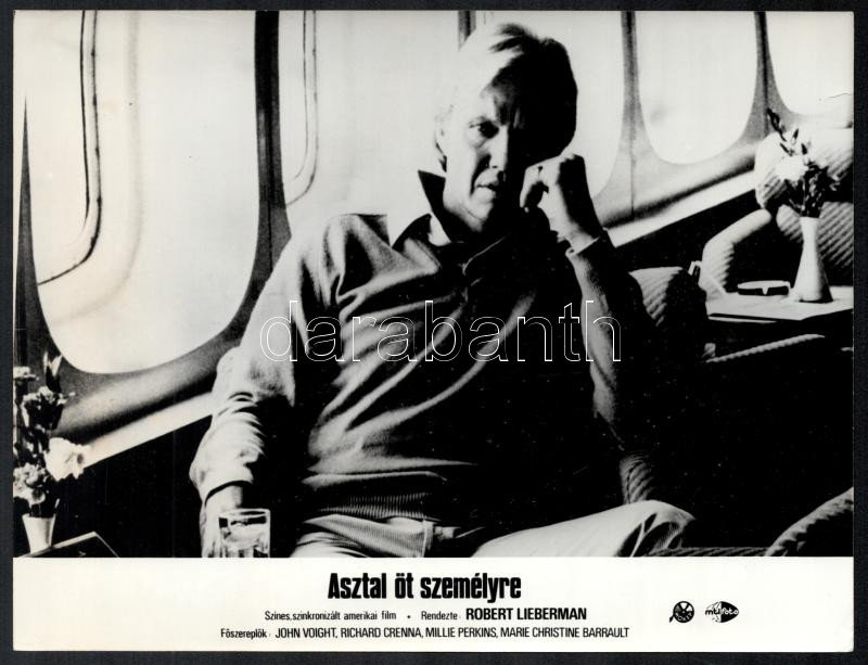 cca 1983 ,,Asztal öt személyre' című amerikai film jelenetei és szereplői, 5 db vintage produkciós filmfotó, ezüst zselatinos fotópapíron, a használatból eredő (esetleges) kisebb hibákkal, 18x24 cm - Image 3