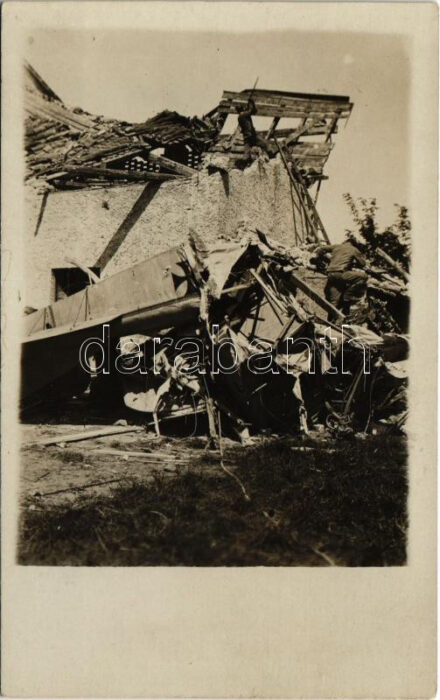Abgestürzter Flugapparat / WWI crashed German military aircraft. photo