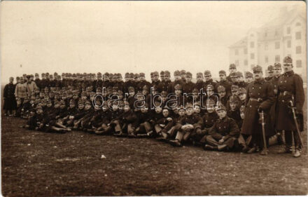 1915 Osztrák-magyar katonák csoportja / WWI Austro-Hungarian K.u.K. military, group of soldiers. photo + 'K.u.K. Feldkanonenregiment Nr. 4. Ersatzkader'