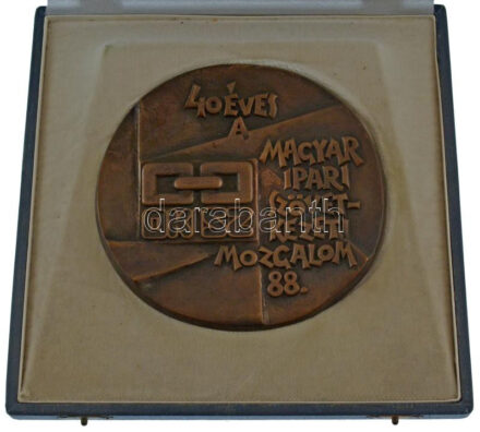 1988. 'OKISZ - 40 éves a Magyar Ipari Szövetkezeti Mozgalom 88.' egyoldalas, bronz emlékérem tokban (~123-130mm) T:AU