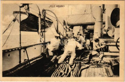 Jolle Hissen! Osztrák-magyar haditengerészet, matrózok felhúznak egy gőzbárkát a hajó oldalára / K.u.k. Kriegsmarine Matrosen / WWI Austro-Hungarian Navy, mariners pulling up a steam barge. Phot. A. Beer, Verlag F. W. Schrinner 1916.