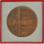 Kalmár Márton (1946-) 1985. 'Szegedi Közlekedési Vállalat - Centenárium 1885-1985' egyoldalas, öntött bronz emlékplakett eredeti tokban (91mm) T:AU