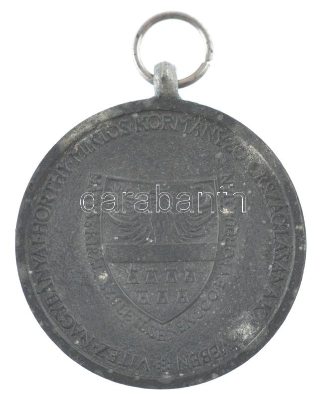 1940. 'Erdélyi részek felszabadulásának emlékére' Zn emlékérem mellszalag nélkül. Szign.: Berán T:AU oxidáció, kis ph Hungary 1940. 'Commemorative Medal for the Liberation of Transylvania' Zn medal without ribbon. Sign.: Berán C:AU - Image 2
