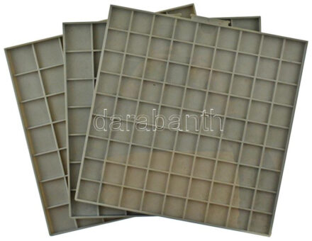 2db szürke, műanyag éremtartó tálca, tálcánként 49 férőhellyel közepes méretű érmék számára + 1db szürke, műanyag éremtartó tálca 81 férőhellyel kisebb méretű érmék számára + 1db plexi fedél. Használt, de jó