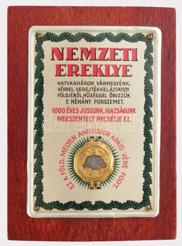 cca 1920-1930 Nemzeti Ereklye, 'Ércbulla', irredenta emléktárgy Nagy-Magyarország vármegyéinek földjéből származó porszemekkel, Országos Magyar Hadimúzeum Egyesület, festett fém lap, lakkozott fa alapon, szép állapotban 9x13 cm