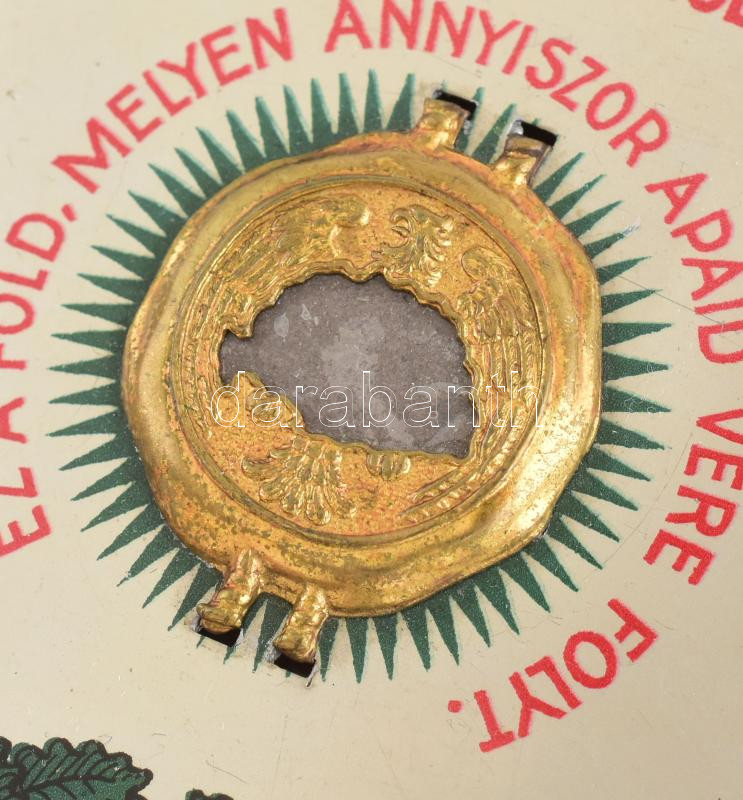 cca 1920-1930 Nemzeti Ereklye, 'Ércbulla', irredenta emléktárgy Nagy-Magyarország vármegyéinek földjéből származó porszemekkel, Országos Magyar Hadimúzeum Egyesület, festett fém lap, lakkozott fa alapon, szép állapotban 9x13 cm - Image 2