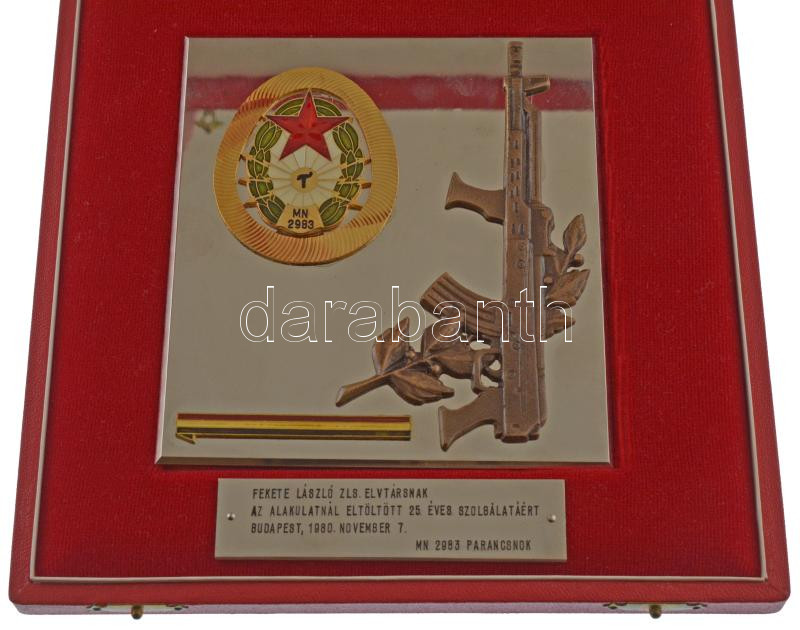 1980. 'MN 2983. (3. önálló rádiófelderítő ezred)' névre szóló emlékplakett, műgyantás feltéttel, eredeti dísztokban (125x115mm) T:AU