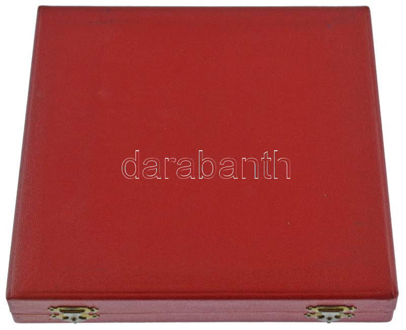 1980. 'MN 2983. (3. önálló rádiófelderítő ezred)' névre szóló emlékplakett, műgyantás feltéttel, eredeti dísztokban (125x115mm) T:AU - Image 2