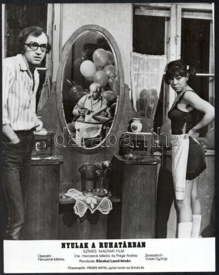 cca 1971 ,,Nyulak a ruhatárban' című magyar film jelenetei és szereplői (köztük Páger Antal, Iglódi István, Schütz Ila), 13 db vintage produkciós filmfotó, ezüst zselatinos fotópapíron, a használatból eredő (esetleges) kisebb