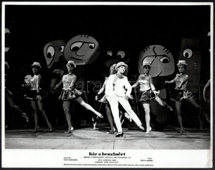 cca 1964 ,,Kár a benzinért' című magyar film jelenetei és szereplői (köztük Pécsi Sándor, Szemes Mari, Sinkovits Imre, Major Tamás, Kállai Ferenc), 13 db vintage produkciós filmfotó, ezüst zselatinos fotópapíron, a használatból